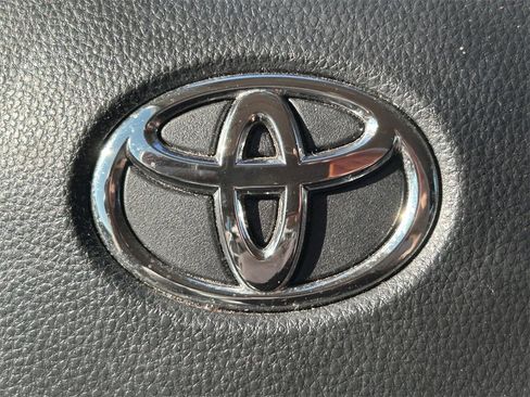 Used 2022 Toyota Corolla LE image 30