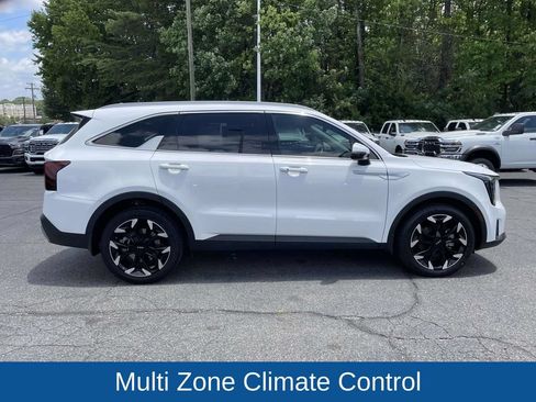 Used 2025 Kia Sorento EX w/ Panoramic Sunroof Package FWD image 9