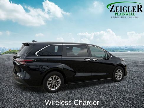 Used 2023 Toyota Sienna XLE image 9