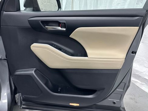 Used 2025 Toyota Highlander XLE image 63