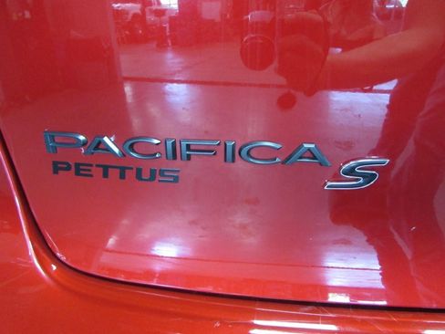 Used 2025 Chrysler Pacifica Limited FWD image 33
