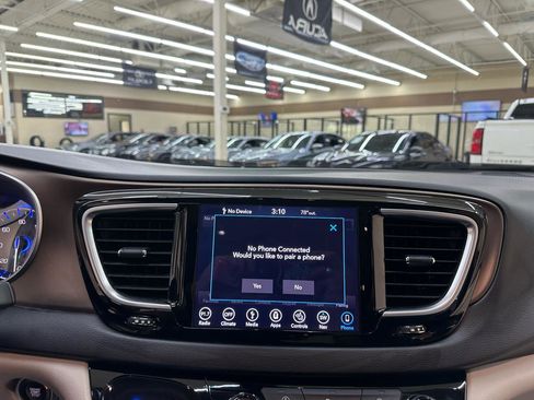 Used 2018 Chrysler Pacifica Touring-L Plus FWD image 25