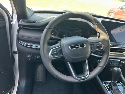 Used 2025 Jeep Compass Trailhawk AWD/4WD image 12