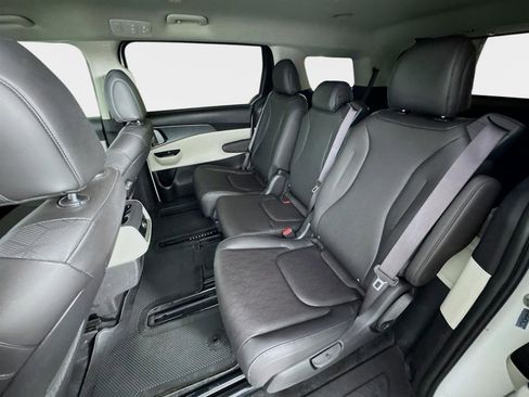 Used 2024 Kia Carnival LX image 20