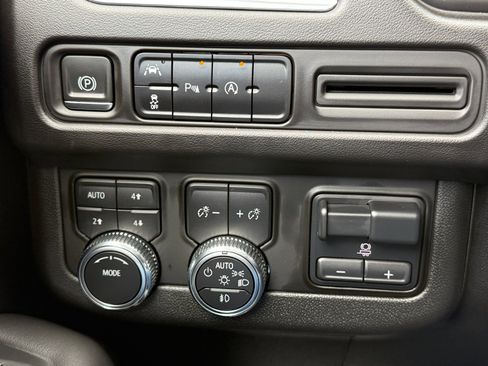 Used 2023 GMC Yukon XL SLT w/ Max Trailering Package image 30