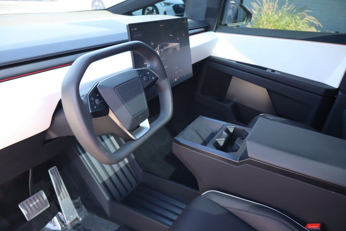 Used 2024 Tesla Cybertruck AWD Crew Cab image 11