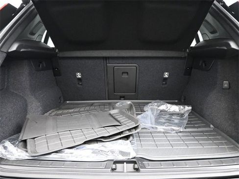 Used 2024 Volvo XC40 B5 Plus w/ Climate Package image 32