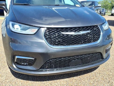 Used 2023 Chrysler Pacifica Touring-L image 9