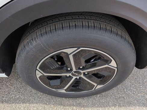 Used 2025 Kia Niro LX image 10