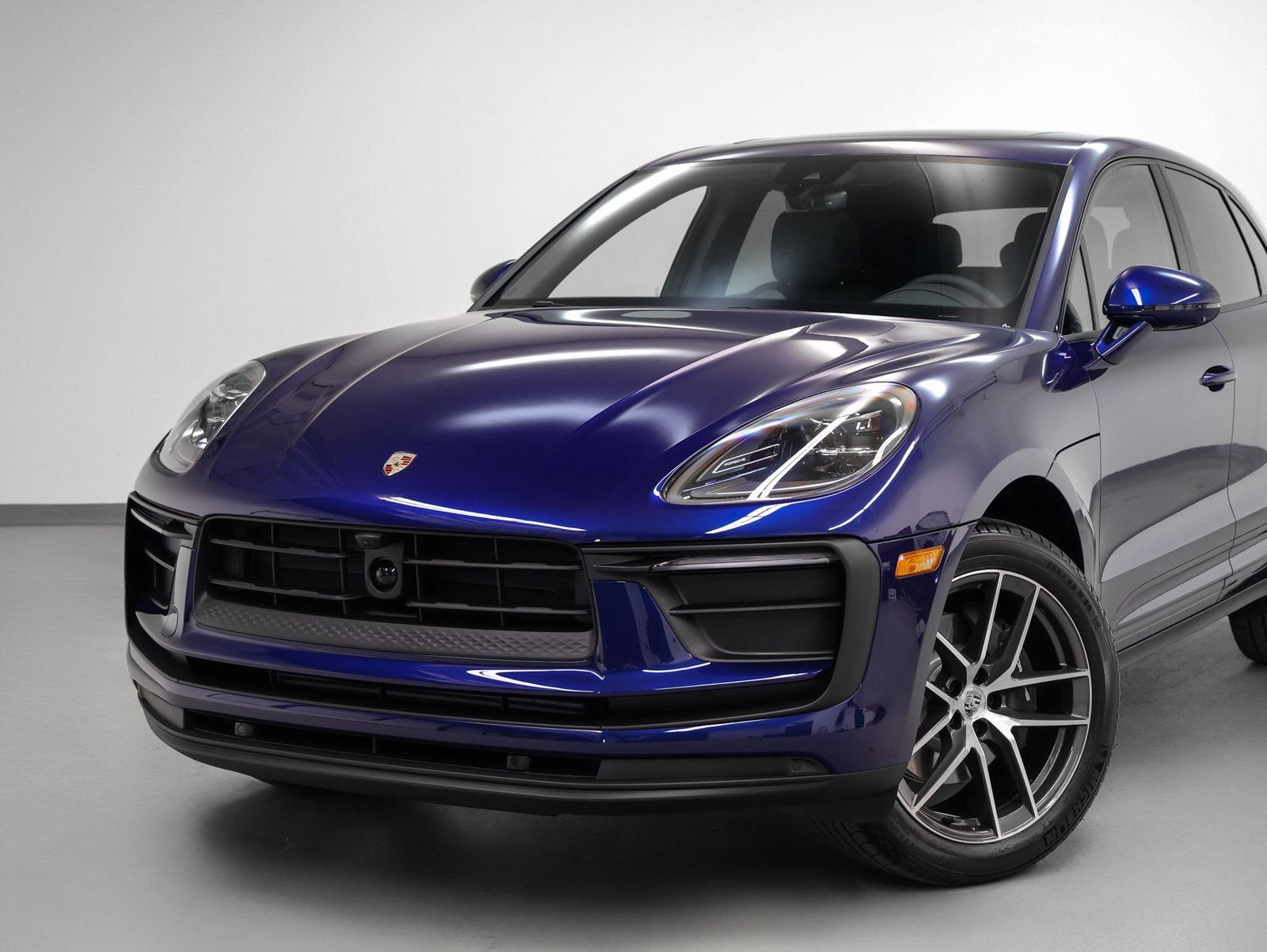 Certified 2025 Porsche Macan AWD/4WD image 7
