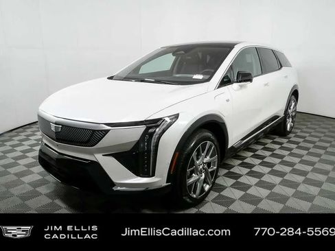 Used 2025 Cadillac Optiq Luxury 2 w/ LPO, Floor Liner Package AWD/4WD image 1