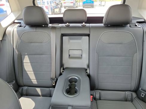 Used 2024 Volkswagen Taos SE w/ Panoramic Sunroof Package AWD/4WD image 18