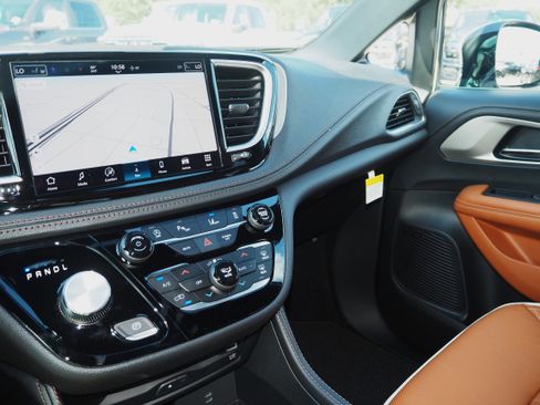 New 2026 Chrysler Pacifica Pinnacle image 19