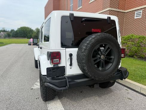 Used 2017 Jeep Wrangler Unlimited Sahara AWD/4WD image 12