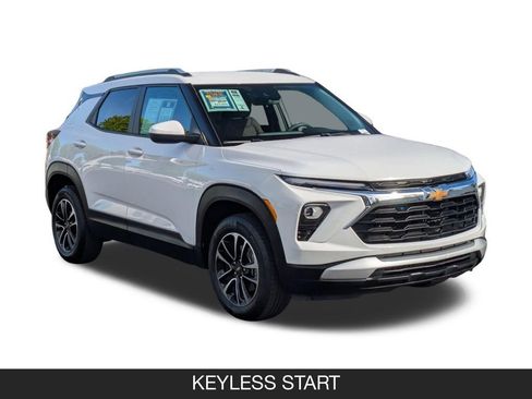 Used 2025 Chevrolet TrailBlazer LT AWD/4WD image 2