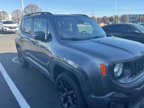 Used 2016 Jeep Renegade Latitude image 3