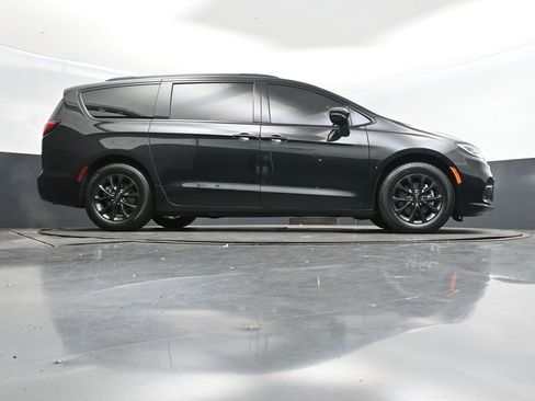 Used 2022 Chrysler Pacifica Touring-L w/ S Appearance Package image 44