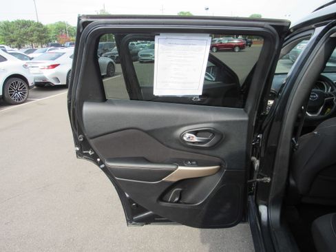 Used 2018 Jeep Cherokee Latitude FWD image 12