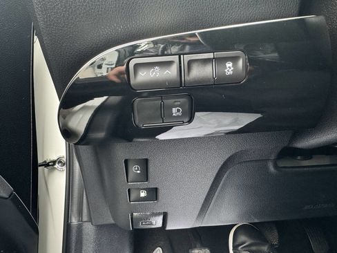 Used 2020 Toyota Prius Prime LE image 33