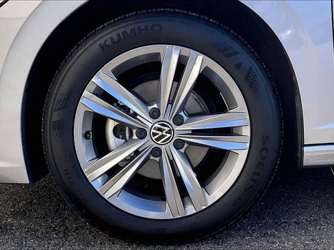 Certified 2024 Volkswagen Jetta SE image 8