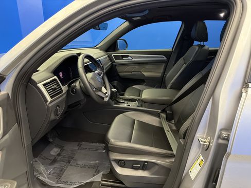 Certified 2022 Volkswagen Atlas Cross Sport SE w/ Panoramic Sunroof Package FWD image 13