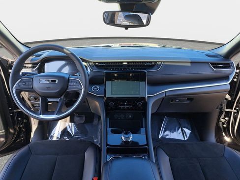 Used 2023 Jeep Grand Cherokee Altitude image 9