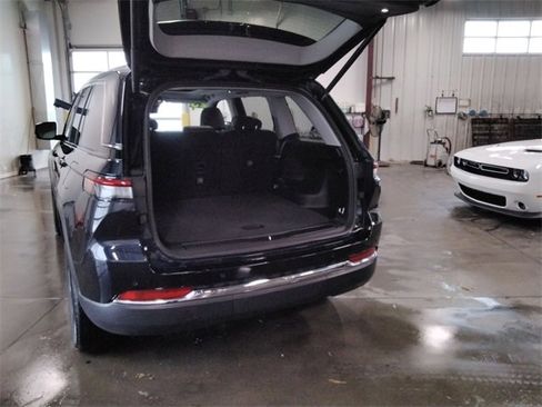 Used 2023 Jeep Grand Cherokee Limited w/ Luxury Tech Group II image 13