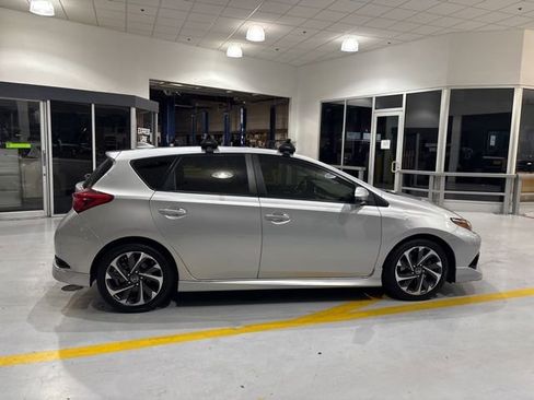 Used 2018 Toyota Corolla iM w/ Carpet Mat Package (TMS) FWD image 9