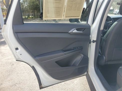 Certified 2025 Volkswagen Taos SE image 9