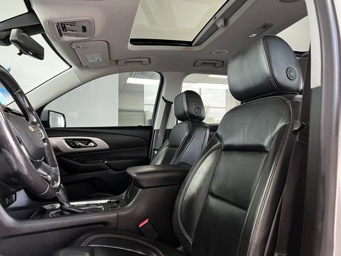 Used 2018 Chevrolet Traverse LT FWD image 11