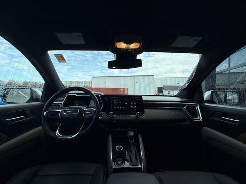 Used 2024 GMC Canyon Denali image 8