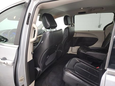 Used 2022 Chrysler Pacifica Touring-L FWD image 25