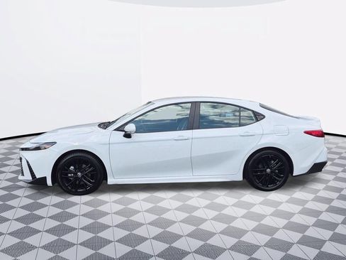 Used 2025 Toyota Camry SE FWD image 3
