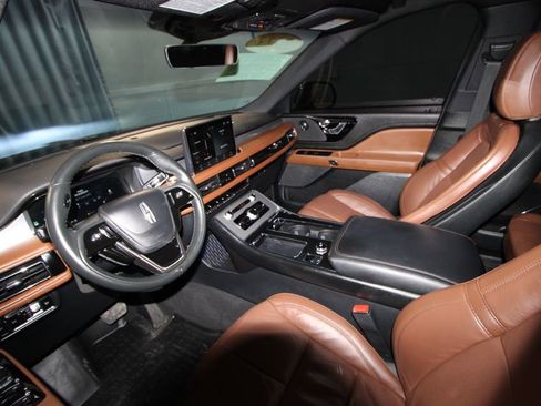 Used 2023 Lincoln Aviator Reserve w/ Equipment Group 201A image 2