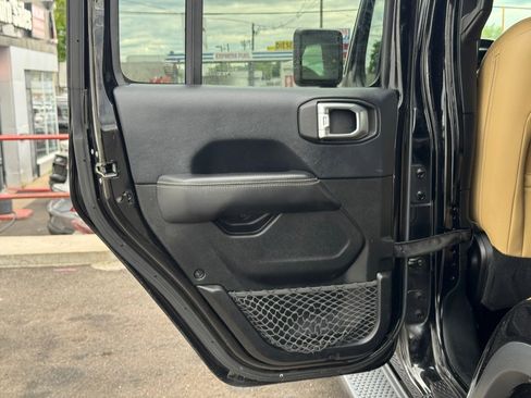 Used 2018 Jeep Wrangler Unlimited Sahara AWD/4WD image 25