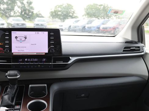 Used 2023 Toyota Sienna XLE FWD image 24