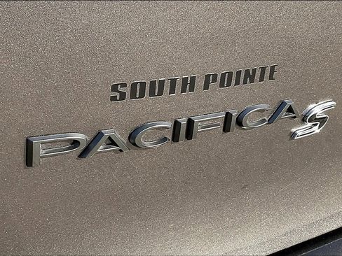 Used 2023 Chrysler Pacifica Limited w/ Uconnect Theater Family Group image 29