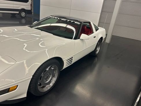 Used 1991 Chevrolet Corvette Coupe RWD image 2