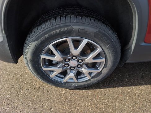 Used 2023 GMC Acadia SLT image 9