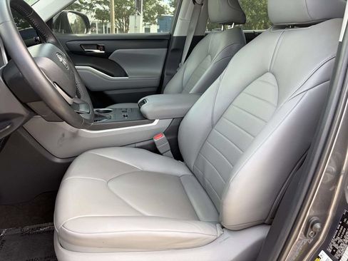 Used 2023 Toyota Highlander XLE FWD image 11