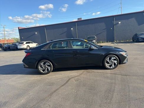 Used 2025 Hyundai Elantra SEL FWD image 4