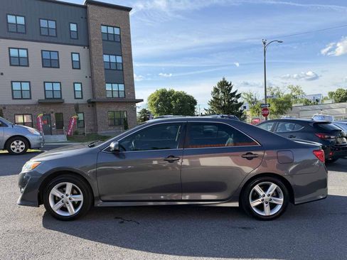 Used 2014 Toyota Camry SE w/ Moonroof Package FWD image 4