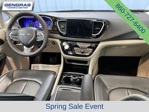 Certified 2024 Chrysler Pacifica Limited FWD image 41