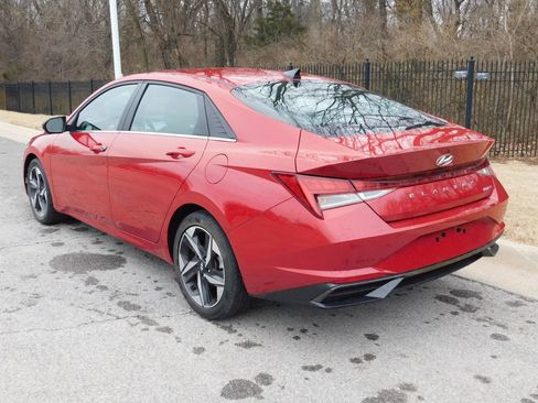 Used 2022 Hyundai Elantra Limited w/ Preferred Accessory Package image 3