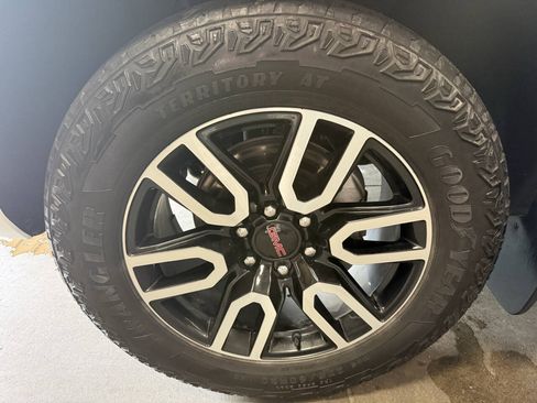Used 2024 GMC Yukon AT4 w/ Technology Package AWD/4WD image 23
