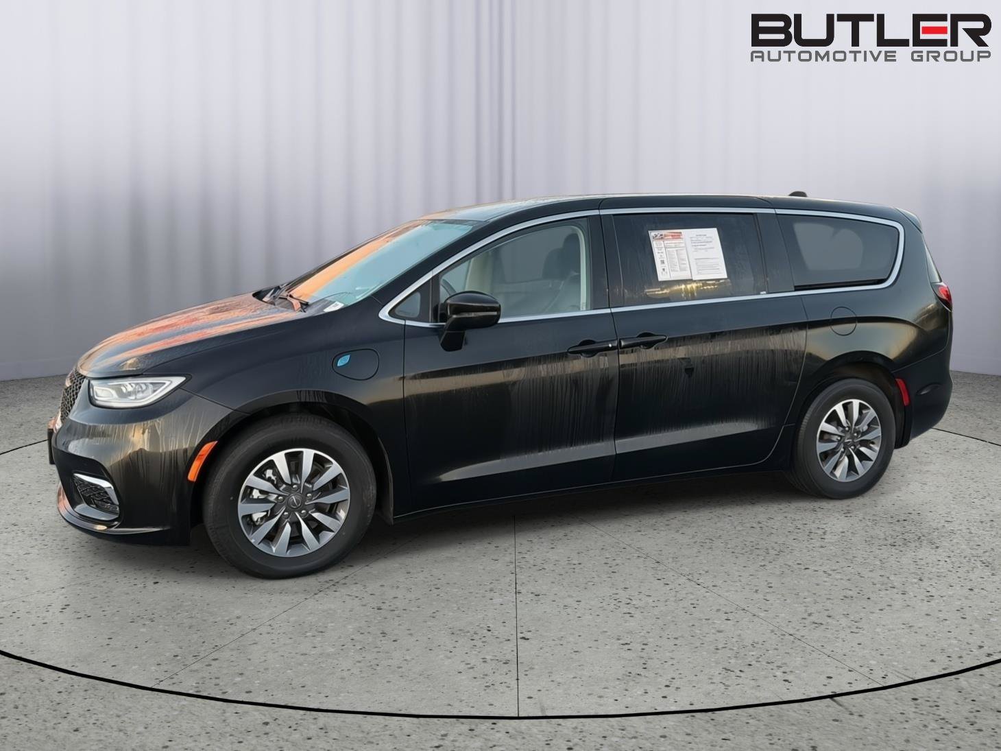 Used 2023 Chrysler Pacifica Touring-L FWD image 3
