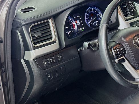 Used 2017 Toyota Highlander XLE image 17