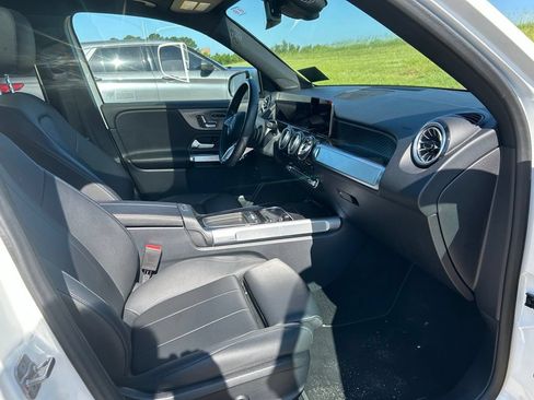 Used 2025 Mercedes-Benz GLB 250 4MATIC image 3
