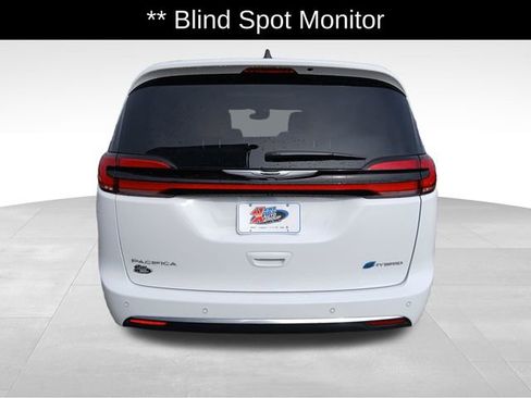 Used 2025 Chrysler Pacifica Pinnacle FWD image 4