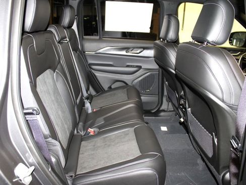 New 2025 Jeep Grand Cherokee Altitude image 31